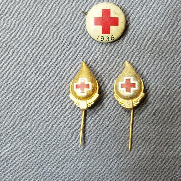 Vintage red cross donor pins lot of 3 - Picture 3 of 10